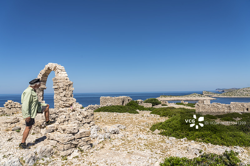 男子站在克罗地亚玛娜岛顶端图片素材