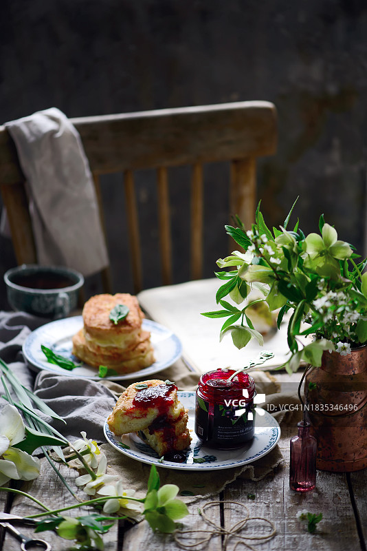 蓝莓酱炸马苏里拉奶酪三明治图片素材