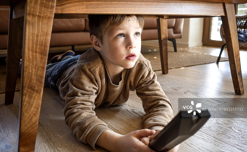 看电视的小孩图片素材