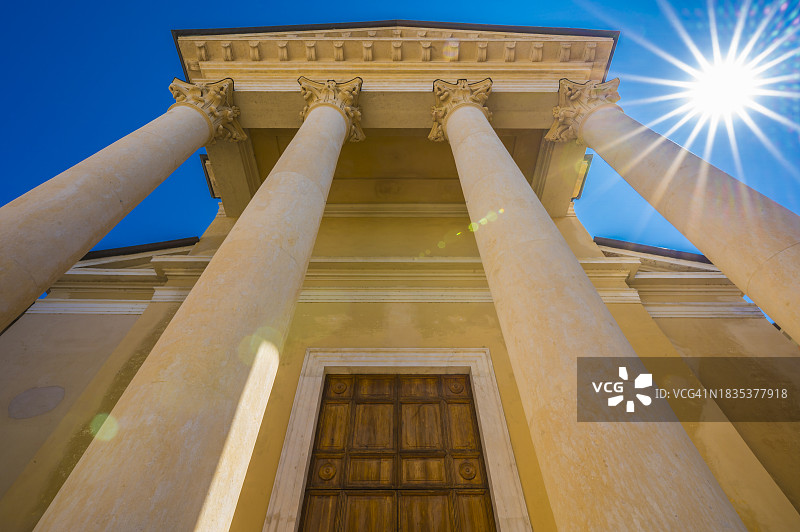 意大利威尼托巴多利诺：阳光照耀下的圣尼科洛和圣塞韦罗教堂图片素材