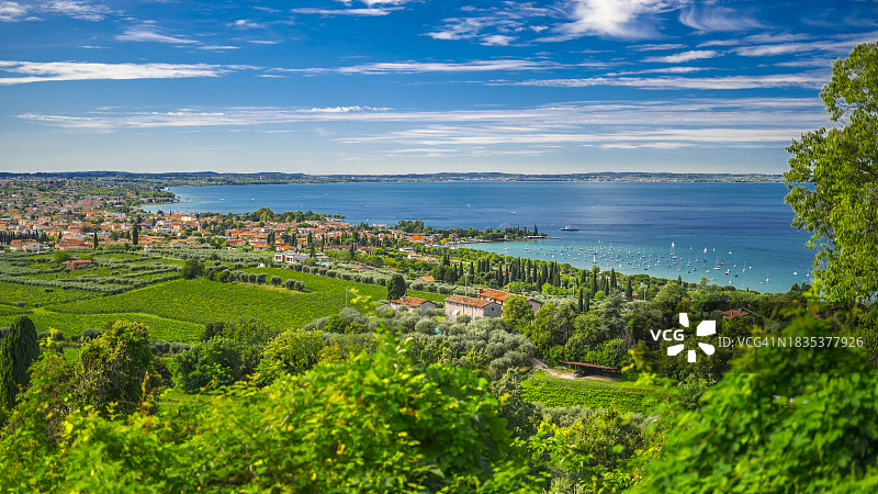 意大利加尔达湖畔的巴多利诺村风光图片素材