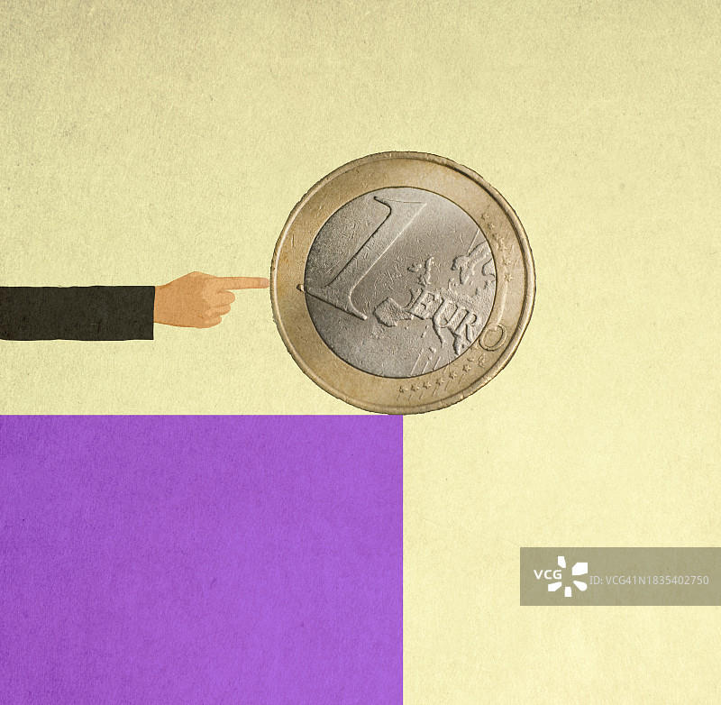 手将一枚欧元硬币推下边缘图片素材