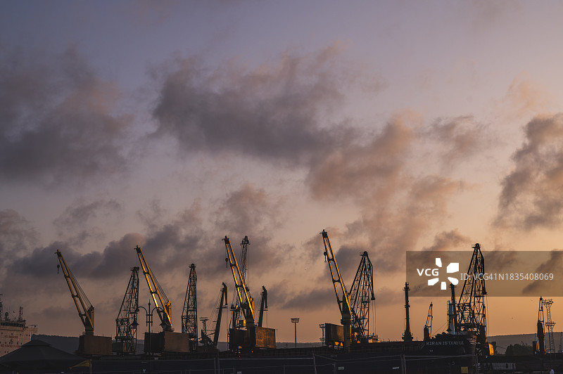 保加利亚瓦尔纳港口起重机暮色云彩图片素材