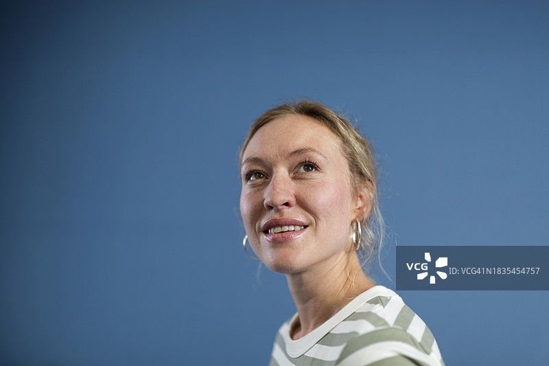 在工作室做白日梦的女人图片素材