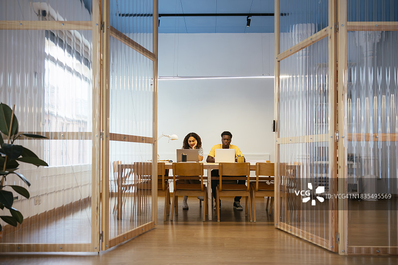 大学生在大学使用笔记本电脑学习图片素材