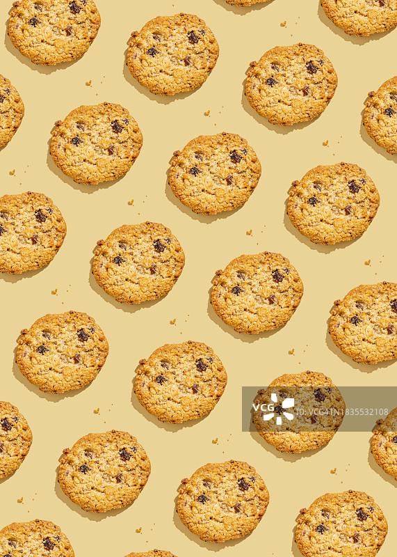 黄色背景下的葡萄干饼干图片素材