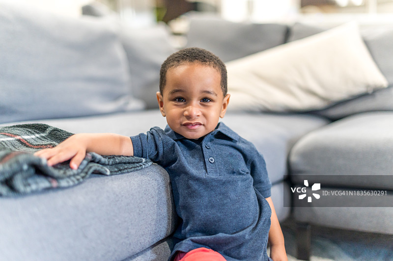 室内肖像中表情可爱的非裔美国幼儿男孩图片素材