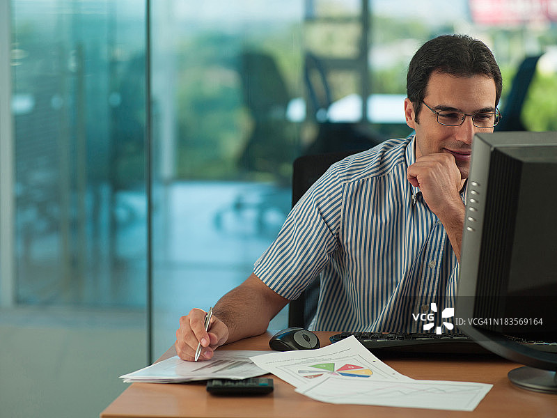 在办公室使用个人电脑的男人图片素材