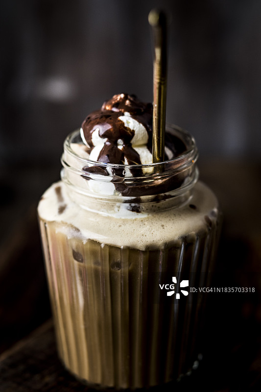 带奶油和巧克力酱的冰咖啡杯图片素材