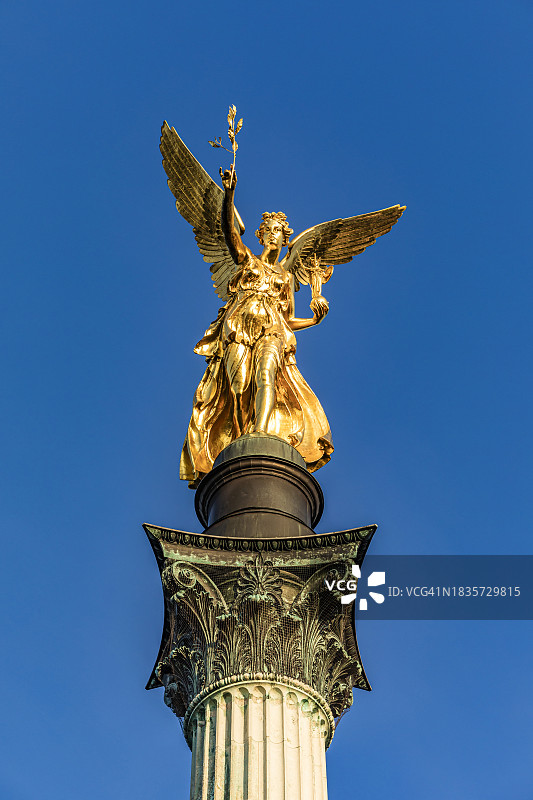 德国巴伐利亚慕尼黑，和平天使纪念碑在晴朗的天空下图片素材