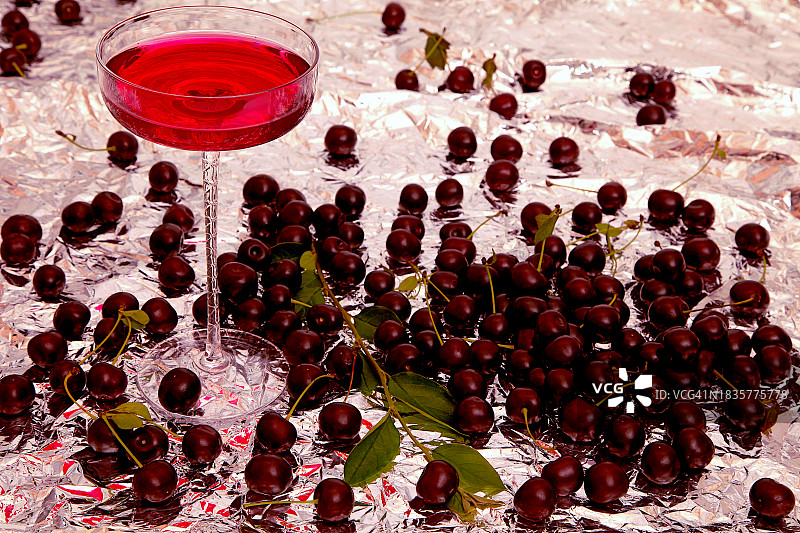 桌上的红酒高角度视图图片素材