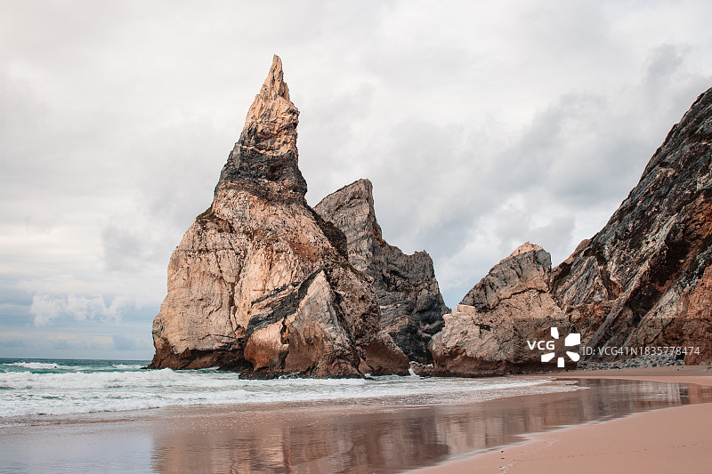 海滩上的岩石对着天空的风景图片素材