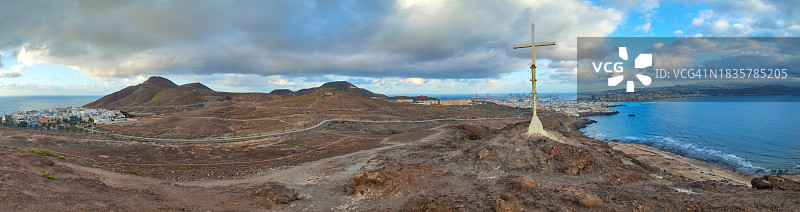 大海对着天空的全景图片素材