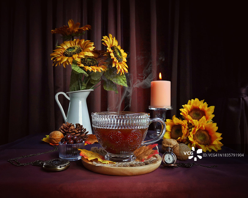 桌上的蜡烛和鲜花特写图片素材