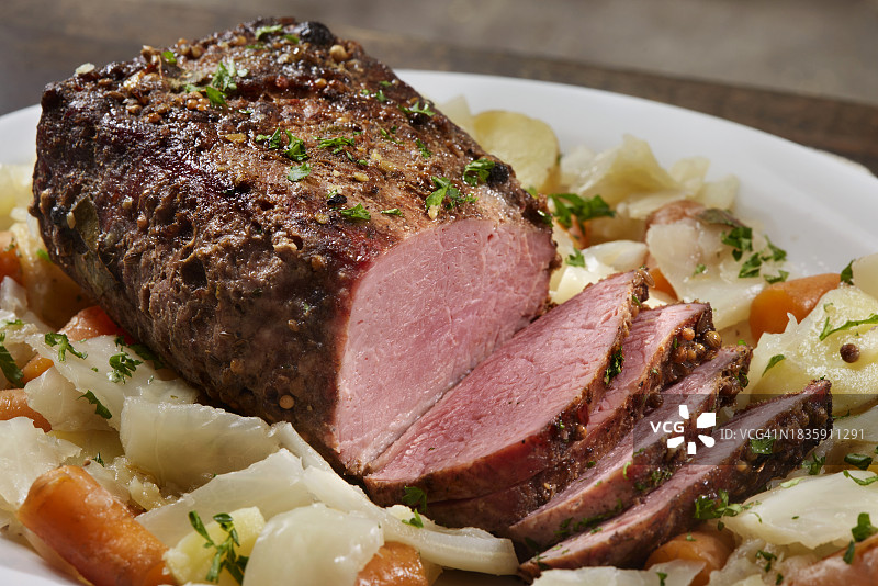 慢炖腌牛肉和卷心菜胸肉图片素材