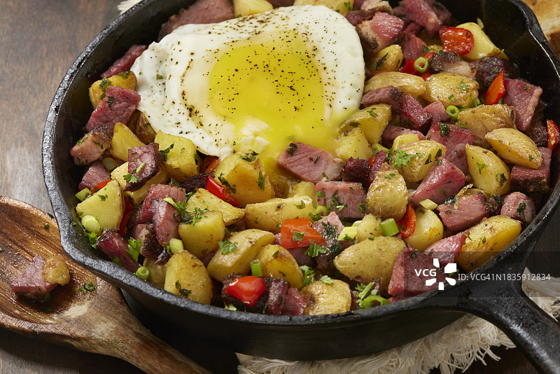 咸牛肉杂烩配煎蛋图片素材
