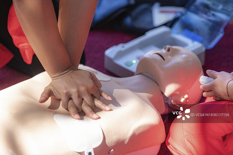 急救心肺复苏培训图片素材