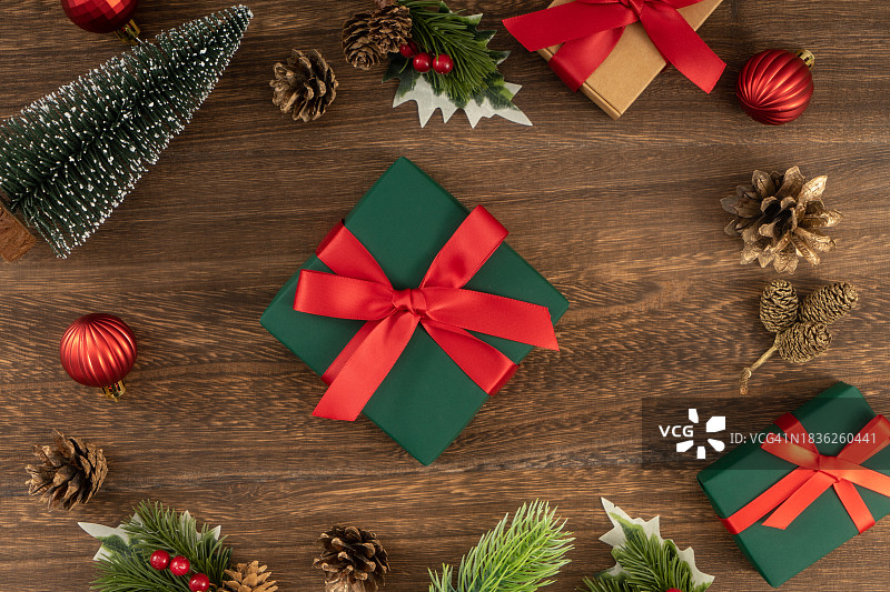 带有圣诞装饰的礼品盒图片素材