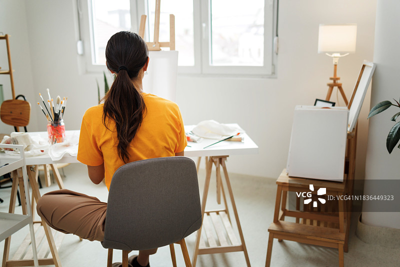 在家绘画的女子背影图片素材