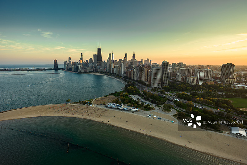 伊利诺伊州芝加哥北大道海滩日落时分黄金海岸天际线航拍图片素材