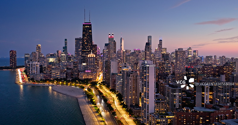 芝加哥黄金海岸暮光时分灯火通明的建筑航拍图片素材