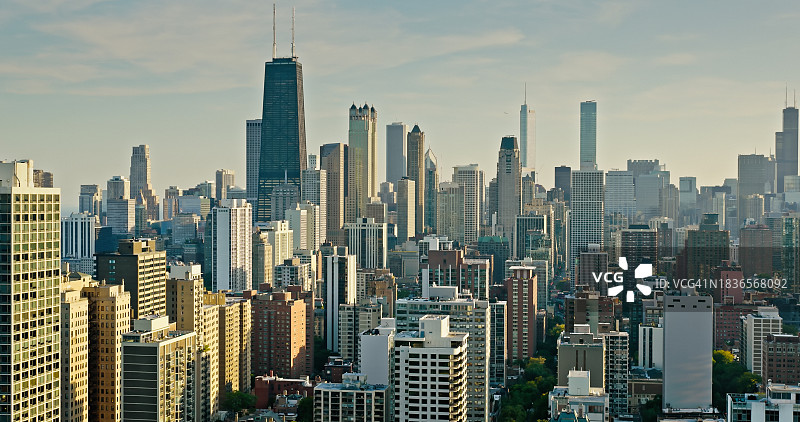 芝加哥晴朗日子的近北区鸟瞰图图片素材