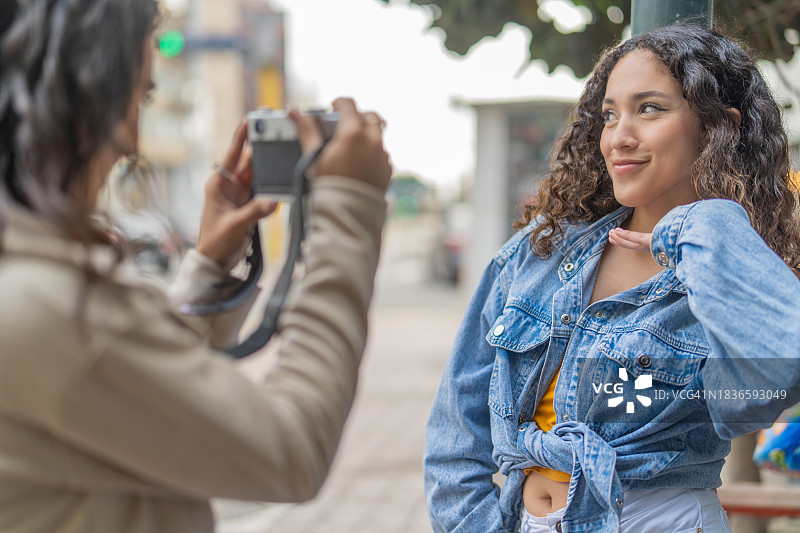 正在进行有趣拍摄的女性情侣图片素材