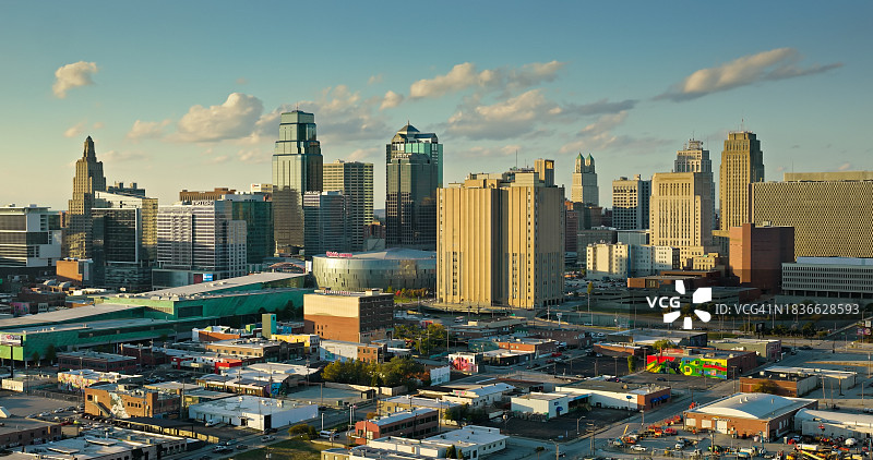 秋日傍晚密苏里州堪萨斯城中心区航拍景观图片素材