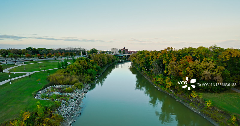 北达科他州法戈市中心红河上空的无人机航拍图片素材