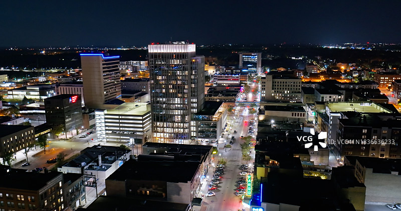 秋夜北达科他州法戈市中心航拍图片素材