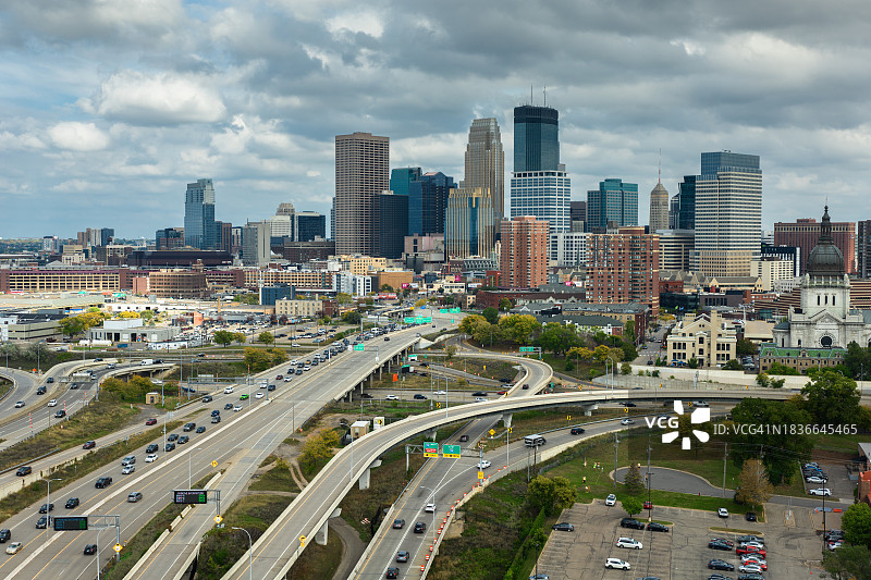I-94和I-394高速公路交汇处及明尼阿波利斯市中心天际线航拍图片素材