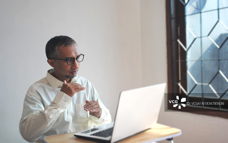 亚洲人在视频会议中图片素材