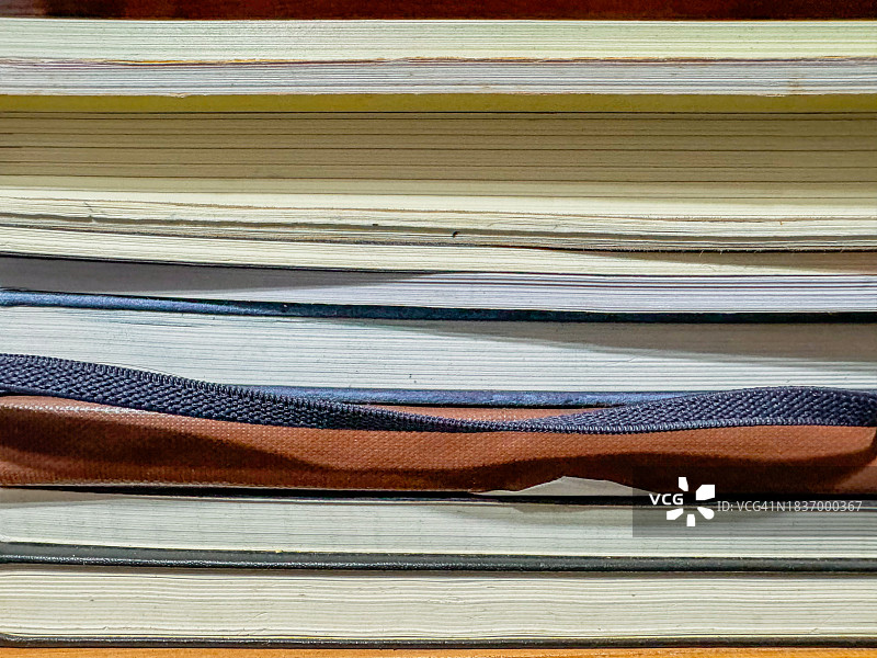 堆叠的书籍图片素材