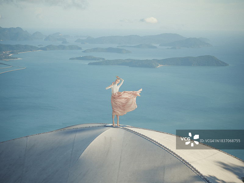 在白色穹顶下的年轻漂亮女子图片素材