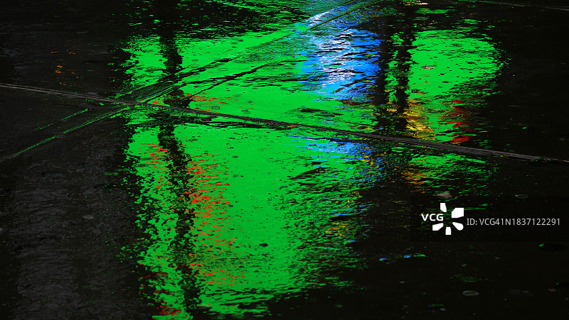 美国纽约曼哈顿雨后人行道上的绿、蓝、红灯光反射图片素材