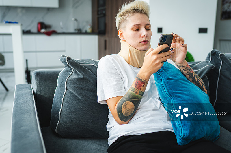 戴着颈托的女人，颈部受伤佩戴颈椎矫形绷带图片素材