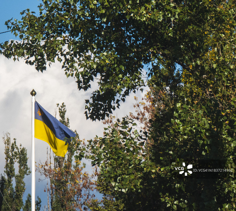 蓝黄色乌克兰国旗图片素材