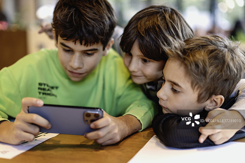 使用智能手机的孩子们图片素材