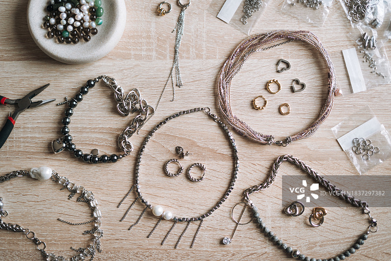 珠宝设计师的工作台：用于制作珠宝的各种工具俯视图图片素材