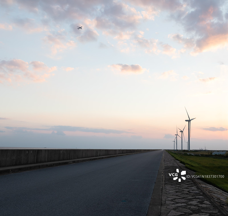 沿海地区沥青路旁的风力发电图片素材