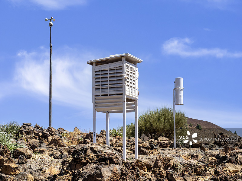 晴朗蓝天下田野里的气象站图片素材