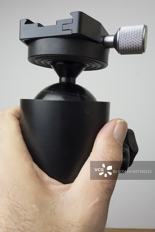 安装在三脚架云台上的快装板图片素材