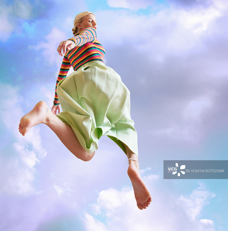 空中跳跃的女人图片素材