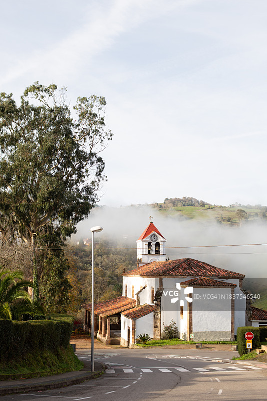 雾天里的圣欧拉利娅教堂图片素材