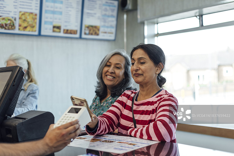 披萨店的非接触式支付图片素材