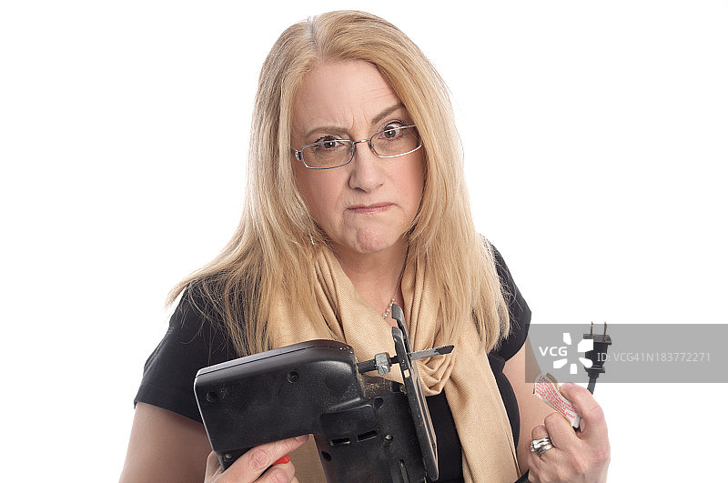 对拼图感到厌烦的中年妇女图片素材