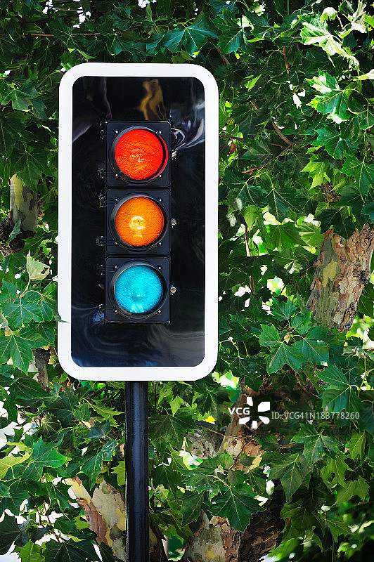 绿色、琥珀色/黄色和红色交通灯图片素材