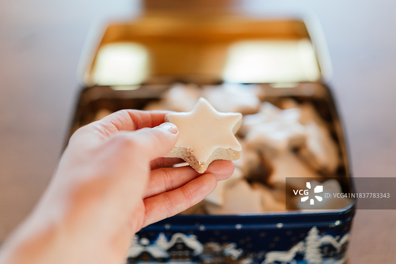 新鲜出炉的肉桂星圣诞饼干图片素材