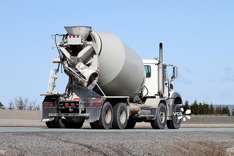 建筑工业：水泥罐车运送混凝土图片素材