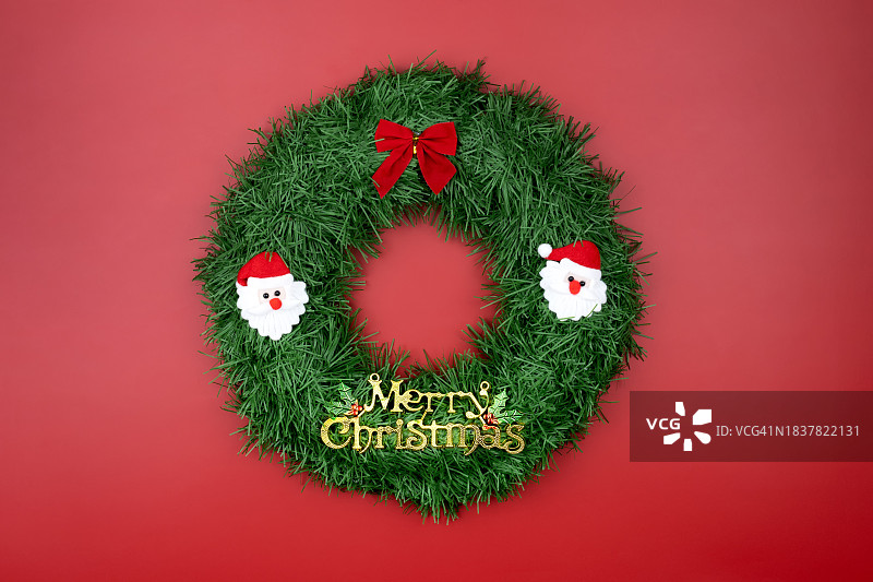 红色背景上的圣诞花环图片素材